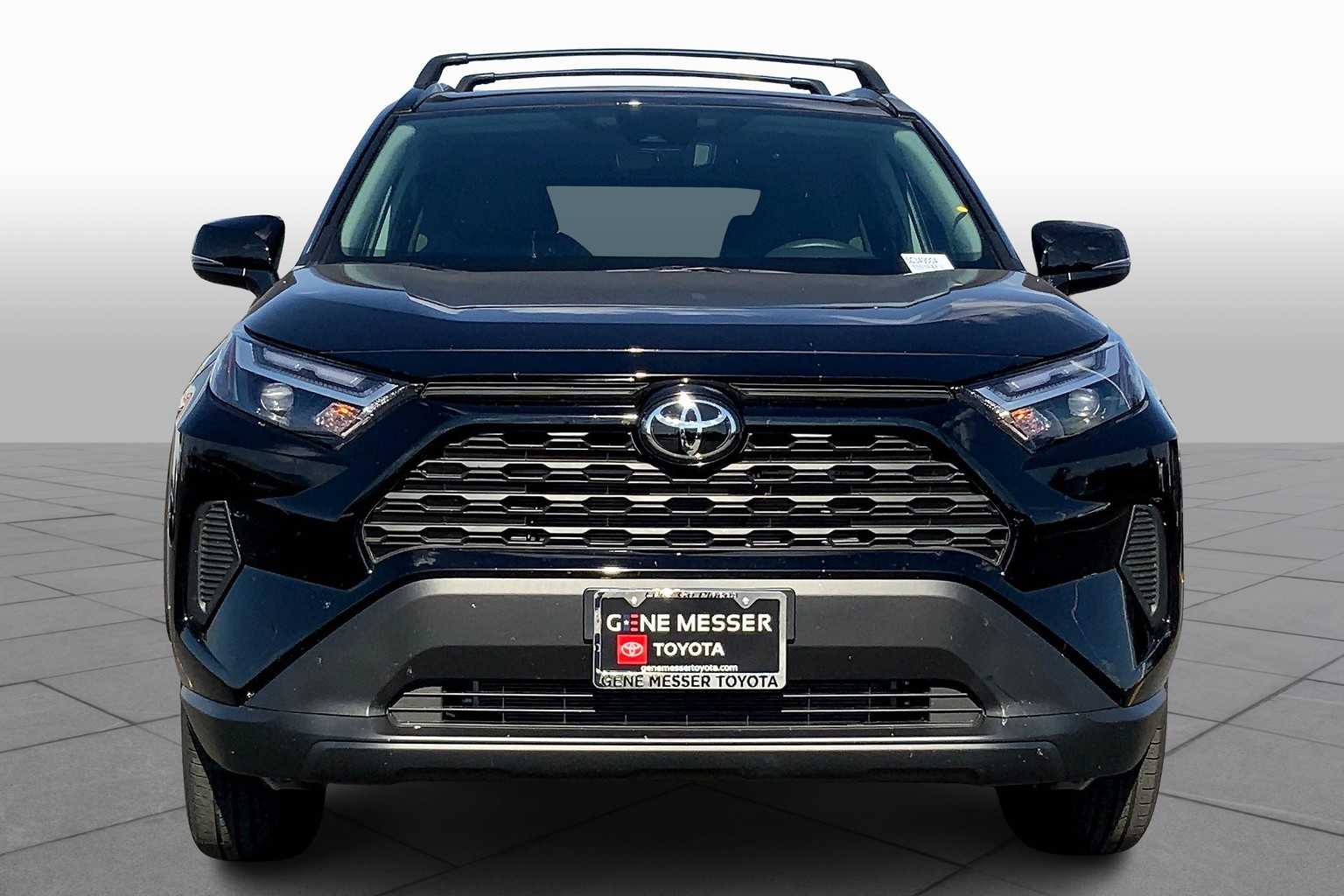 2025 Toyota RAV4 XLE photo 3
