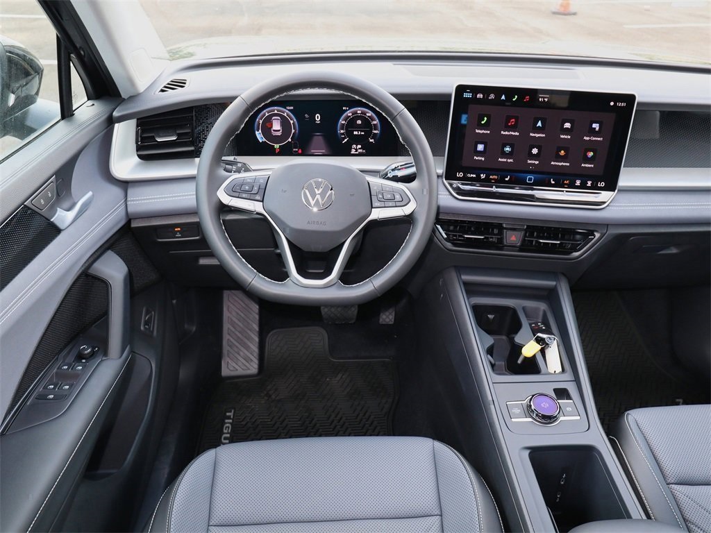 2025 Volkswagen Tiguan SE photo 17