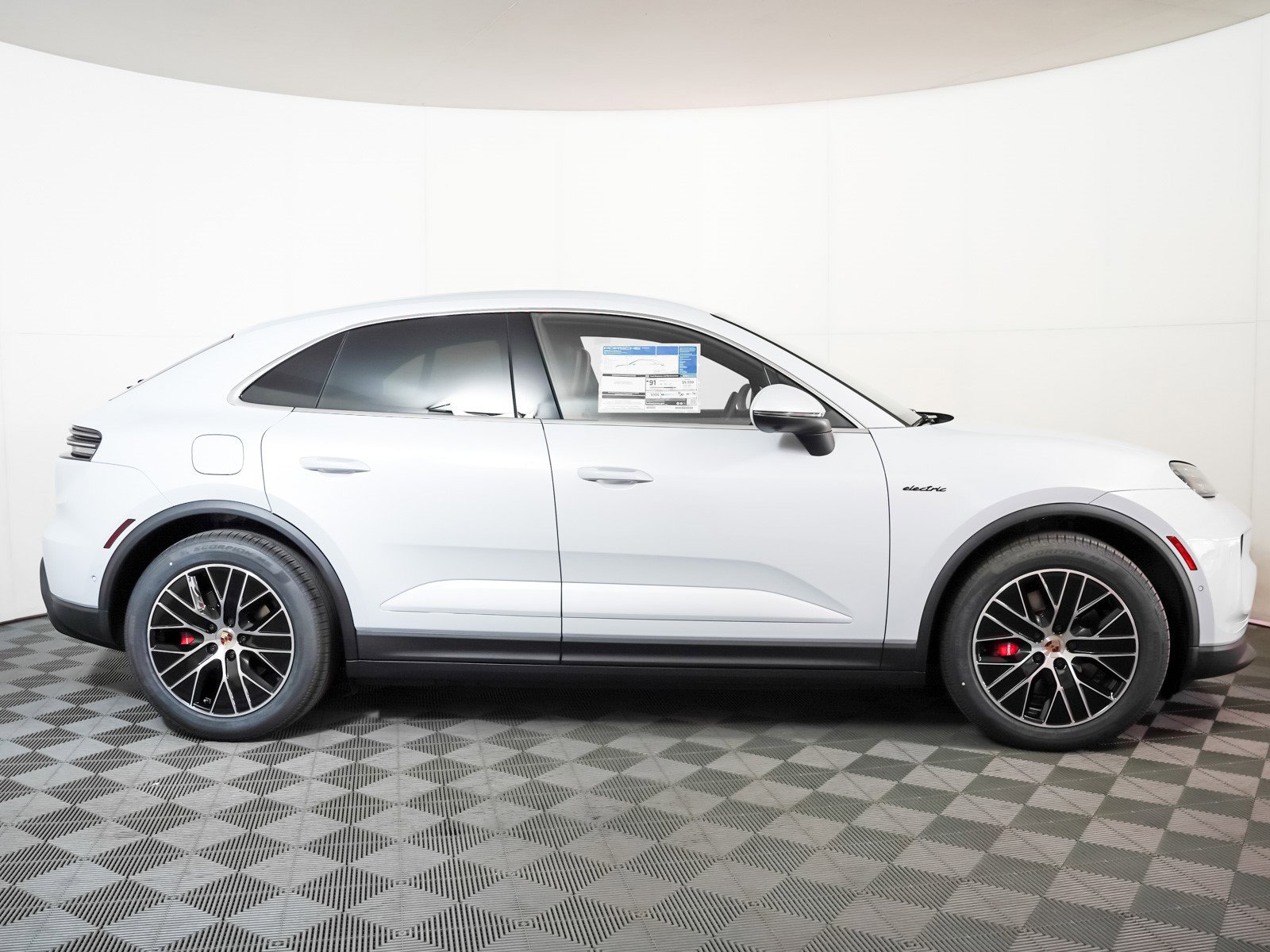 2025 Porsche Macan Electric photo 9