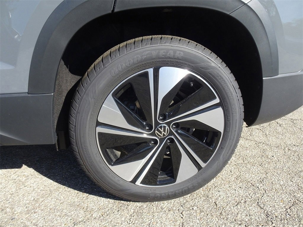 2024 Volkswagen Taos SE photo 3