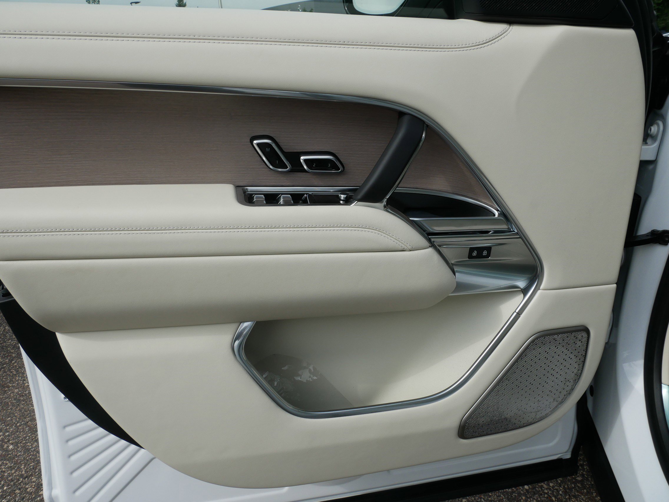 2025 Land Rover Range Rover Autobiography photo 4