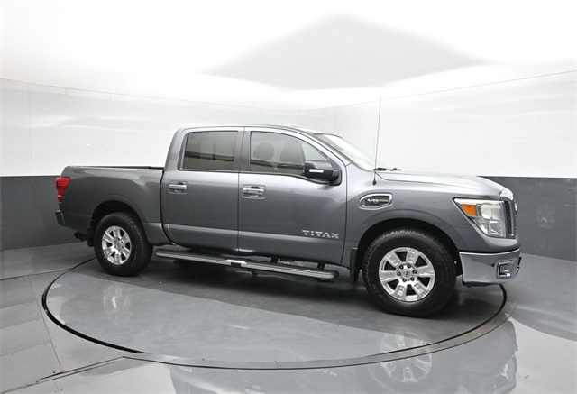 2017 Nissan Titan SV photo 17