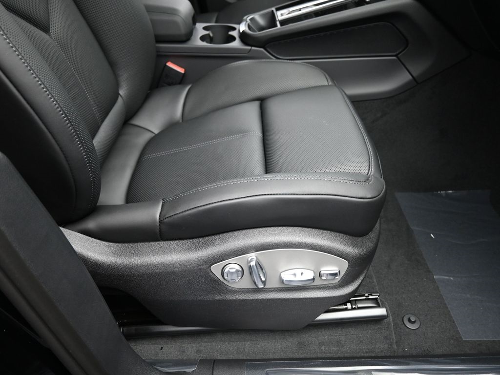 2026 Porsche Macan T photo 21