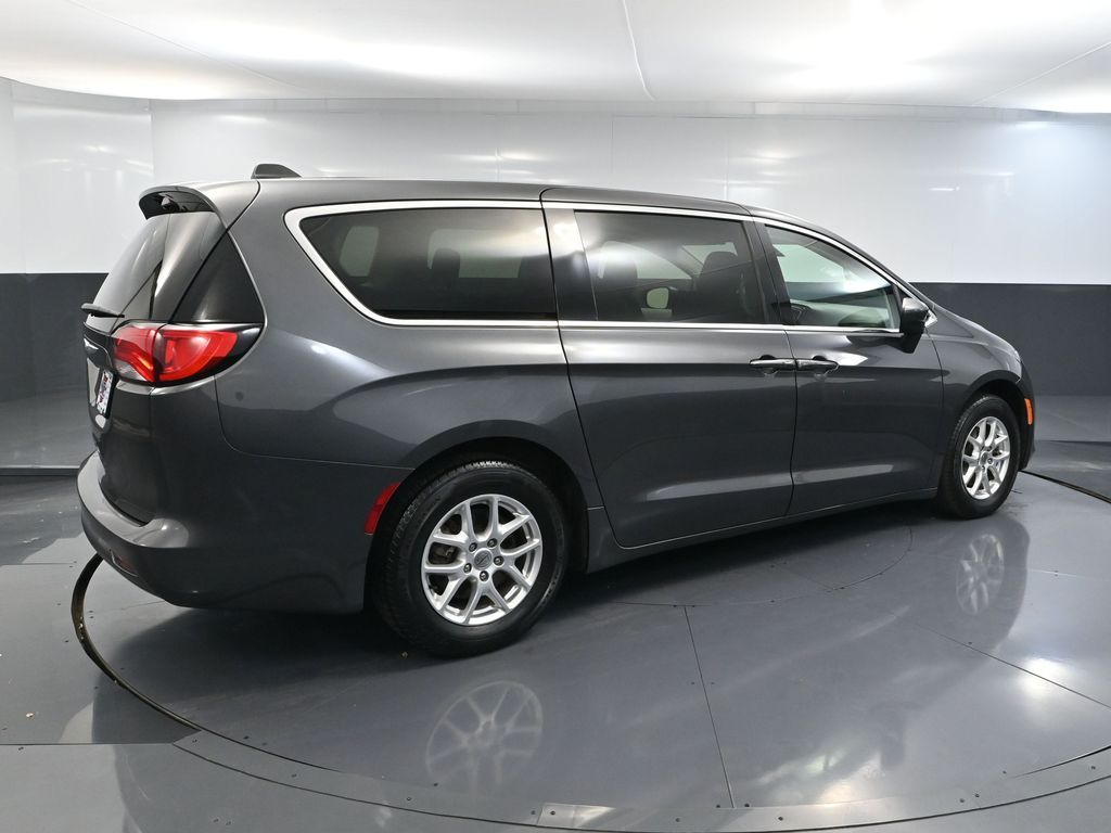 2022 Chrysler Voyager LX photo 3
