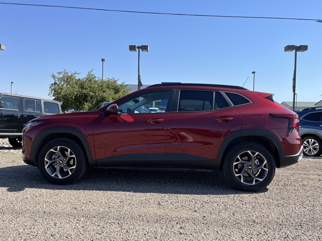 2024 Chevrolet Trax LT photo 2