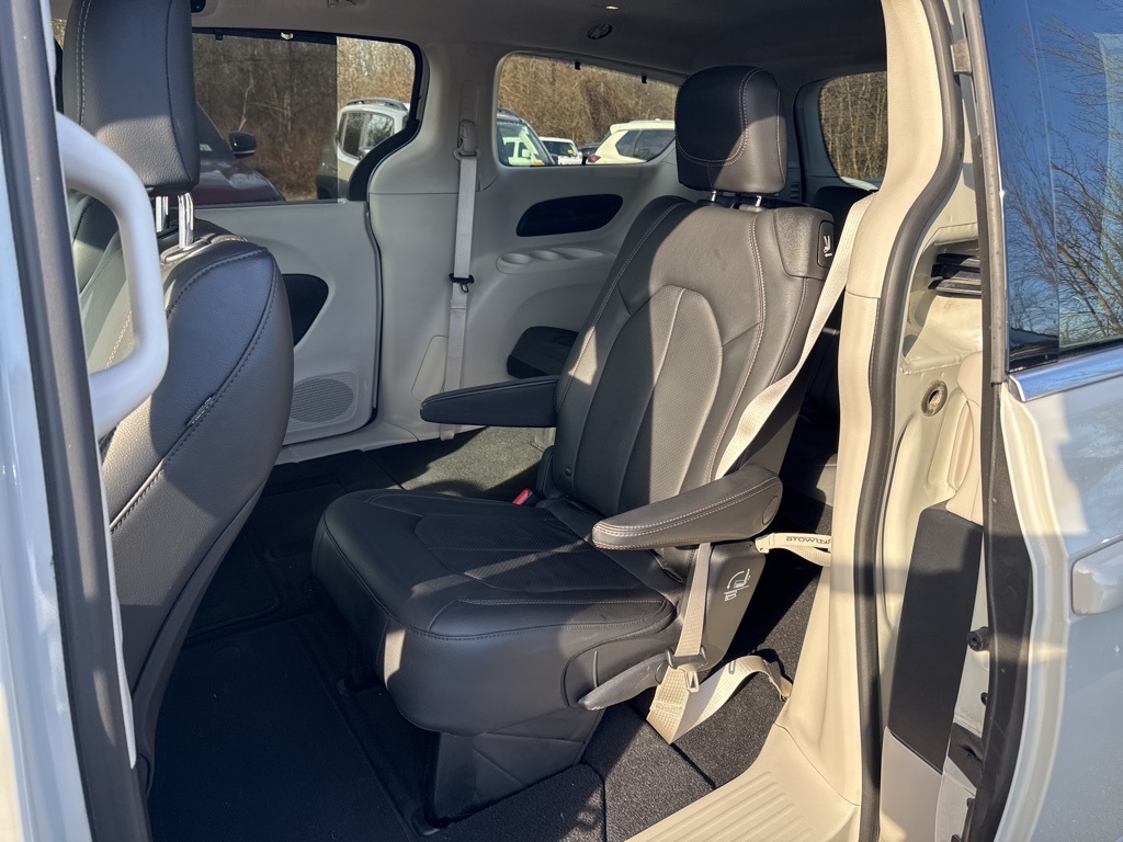 2020 Chrysler Pacifica Touring L photo 2