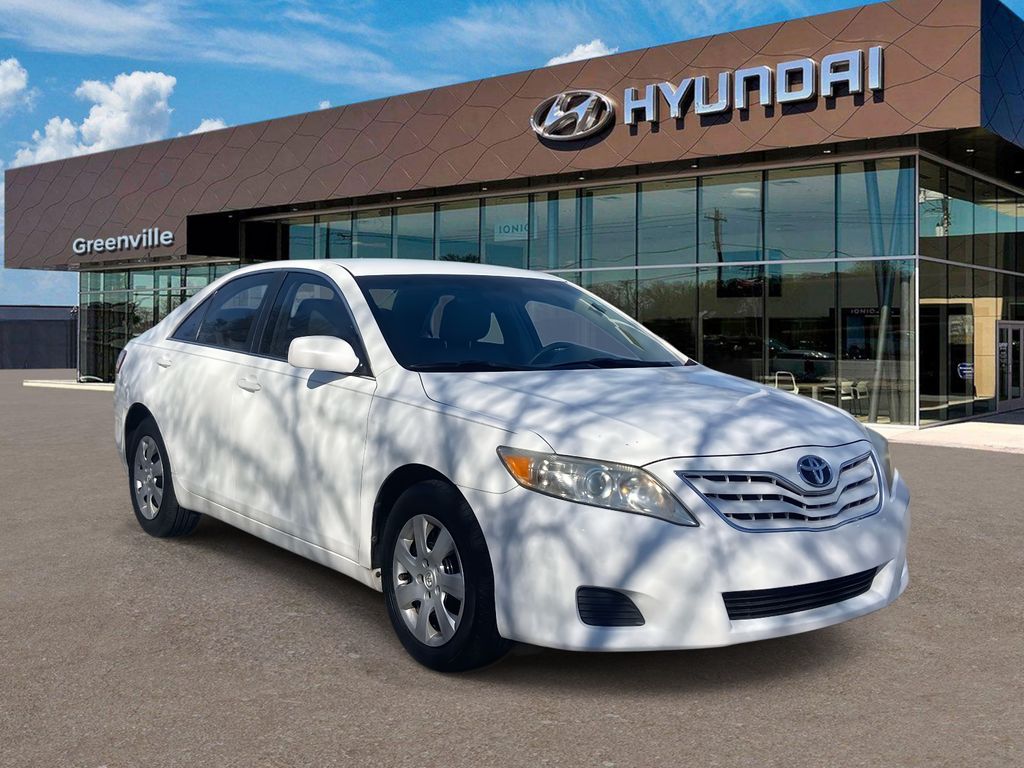 2010 Toyota Camry LE's photo