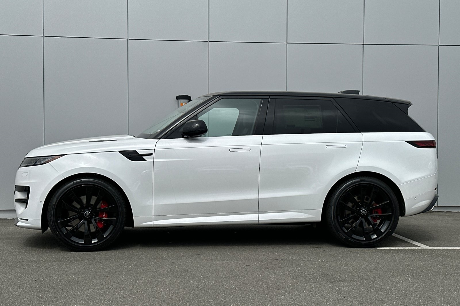 2025 Land Rover Range Rover Sport SE photo 3