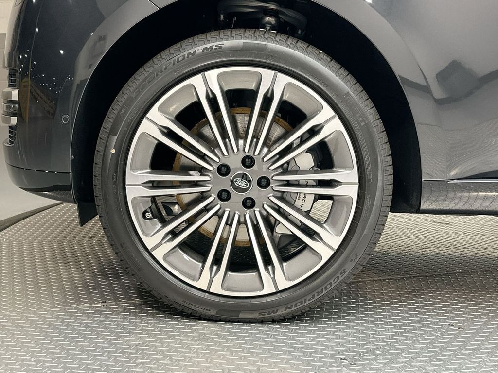 2025 Land Rover Range Rover SE photo 3