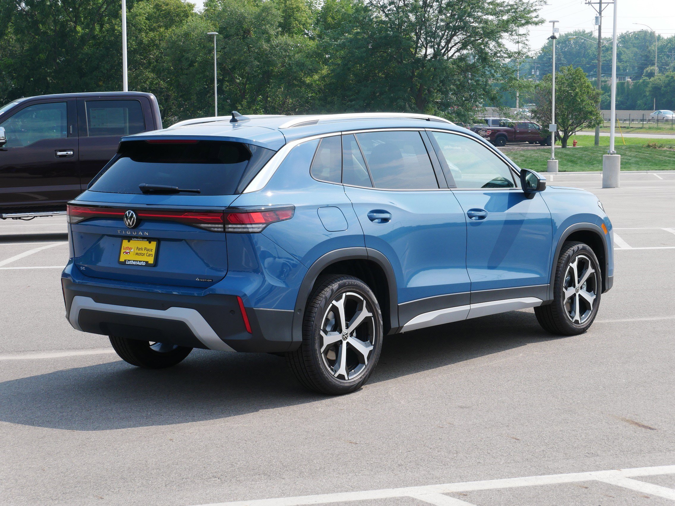 2025 Volkswagen Tiguan SE photo 2