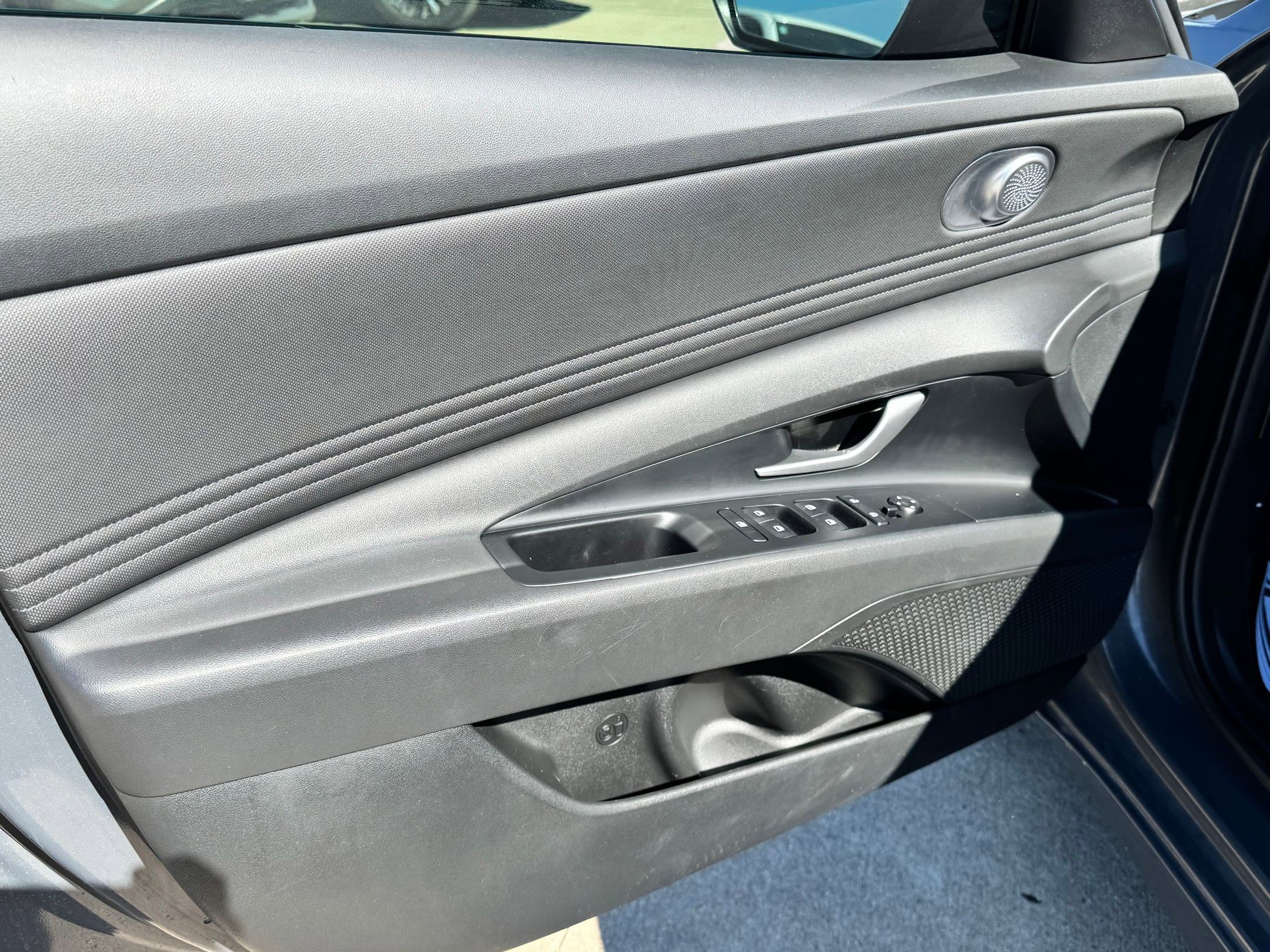 2025 Hyundai Elantra SEL Convenience photo 11