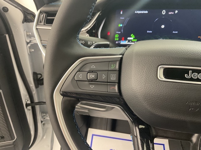 New 2024 Bright White Clear-Coat Exterior Paint Jeep Trailhawk 4xe image 12