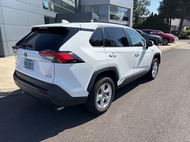 2020 Toyota RAV4 Hybrid XLE photo 3