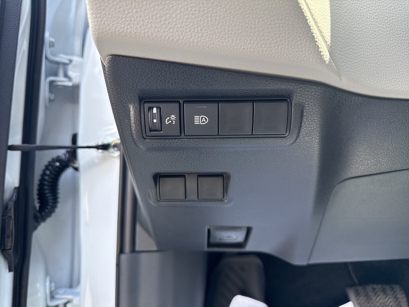 2025 Toyota Corolla Cross LE photo 11