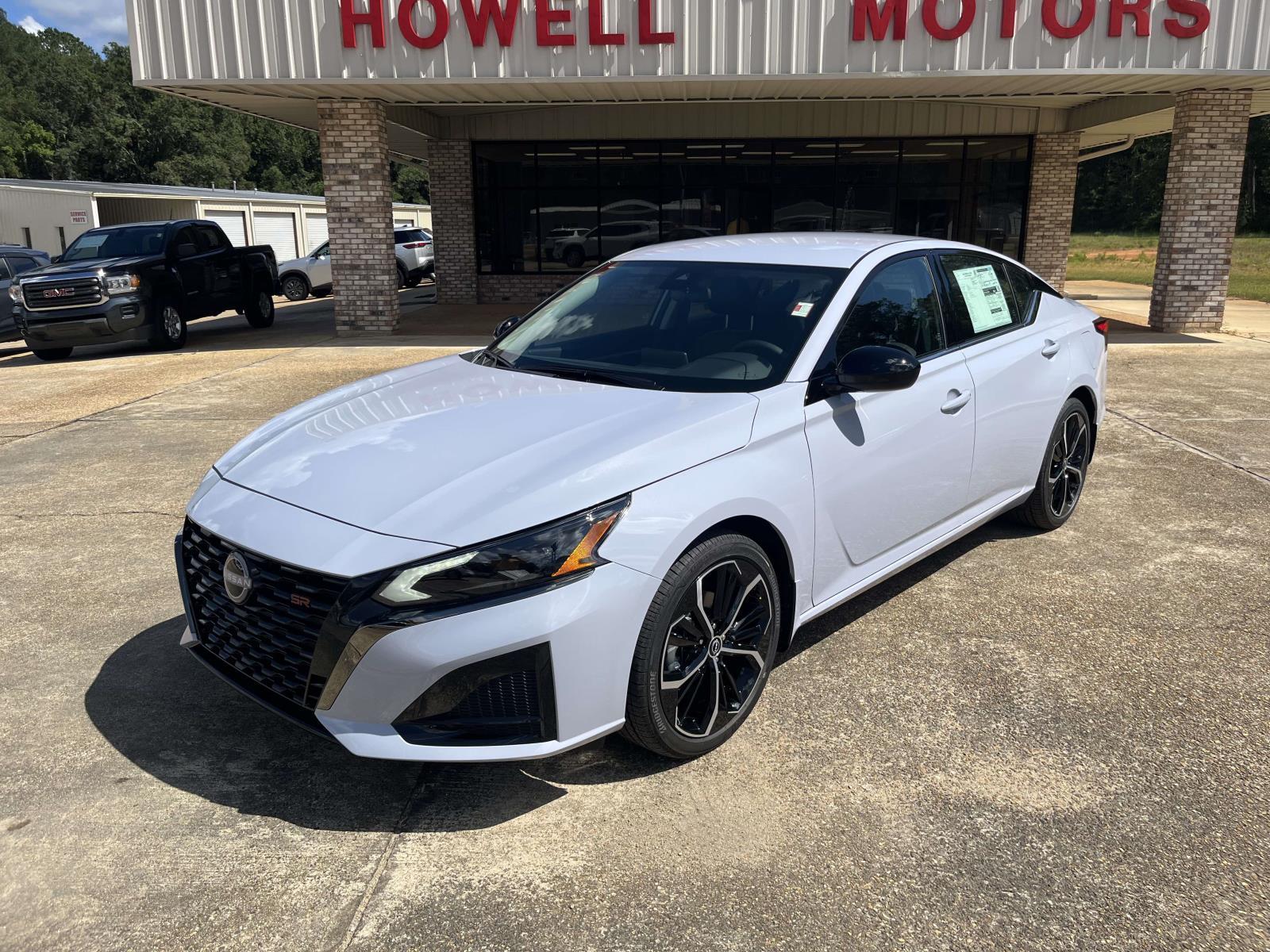 2025 Nissan Altima SR's photo