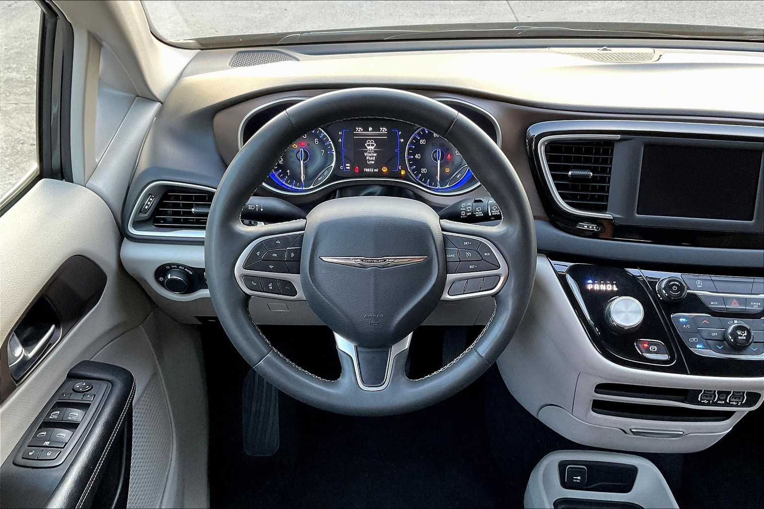 2022 Chrysler Voyager LX photo 5