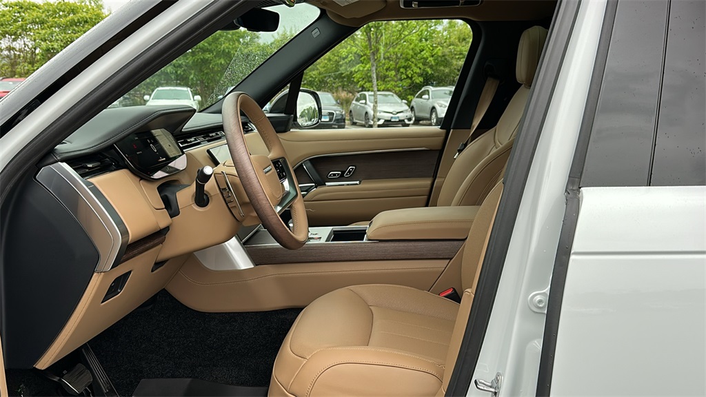 2025 Land Rover Range Rover SE photo 11