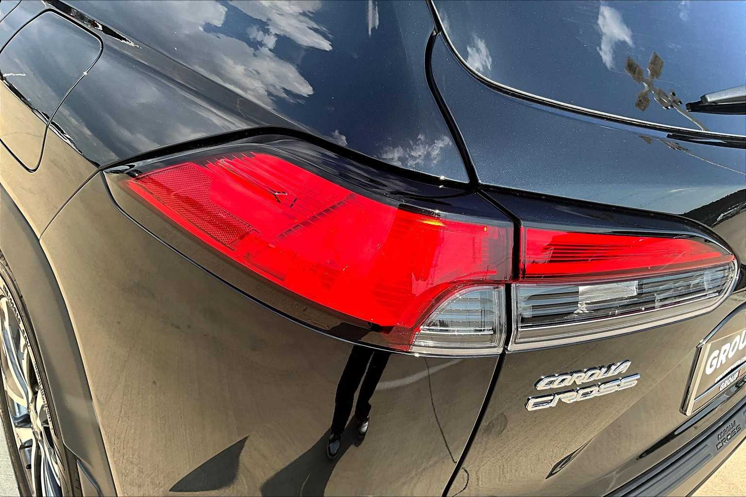 2024 Toyota Corolla Cross XLE photo 27