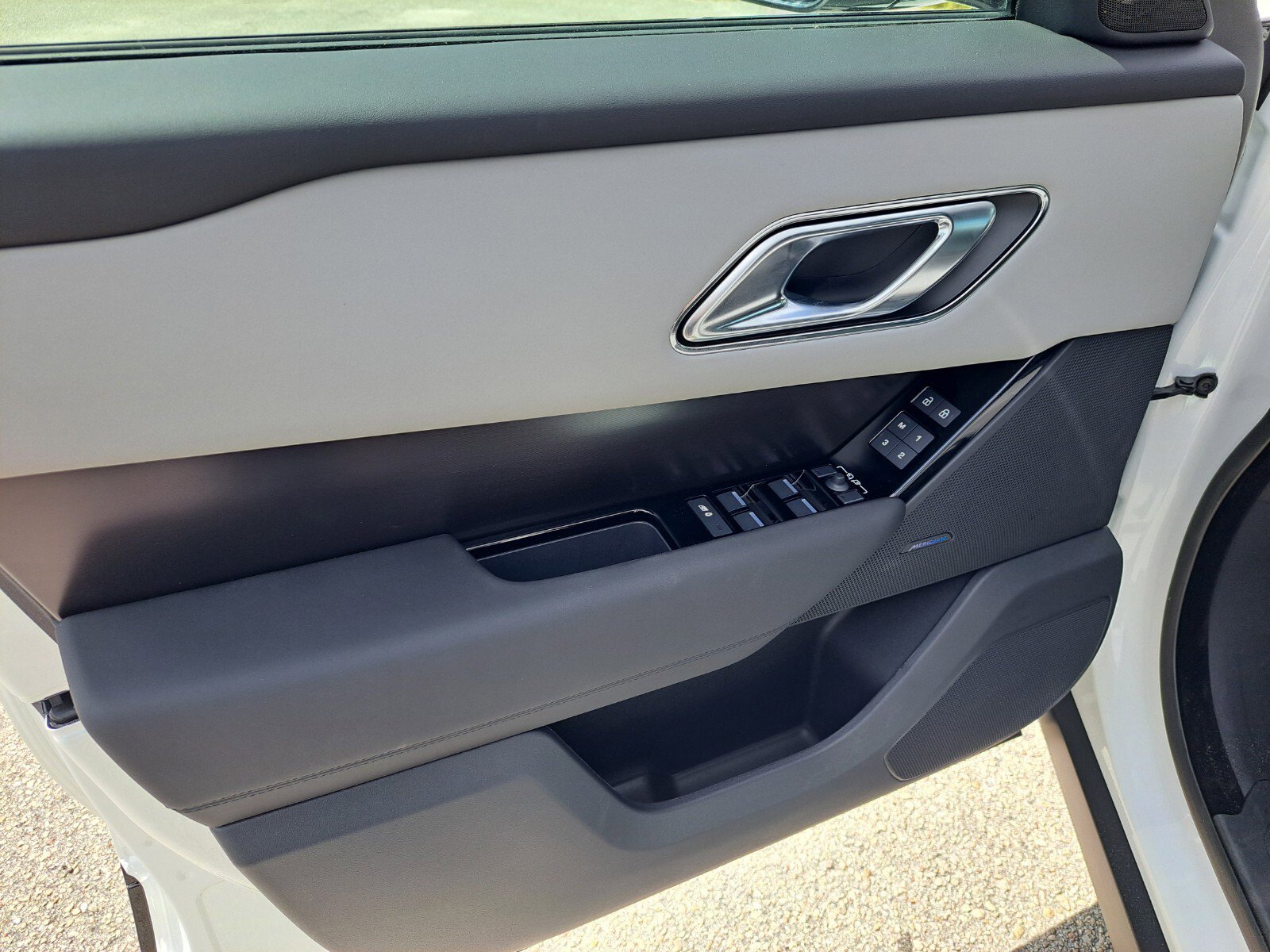 2026 Land Rover Range Rover Velar SE photo 12
