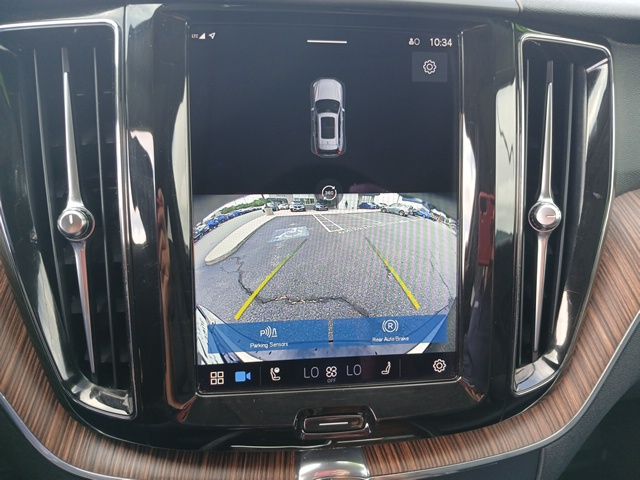2022 Volvo XC60 B5 Momentum photo 18