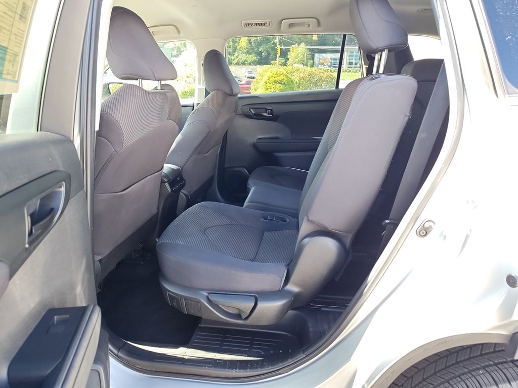 2023 Toyota Highlander LE photo 32