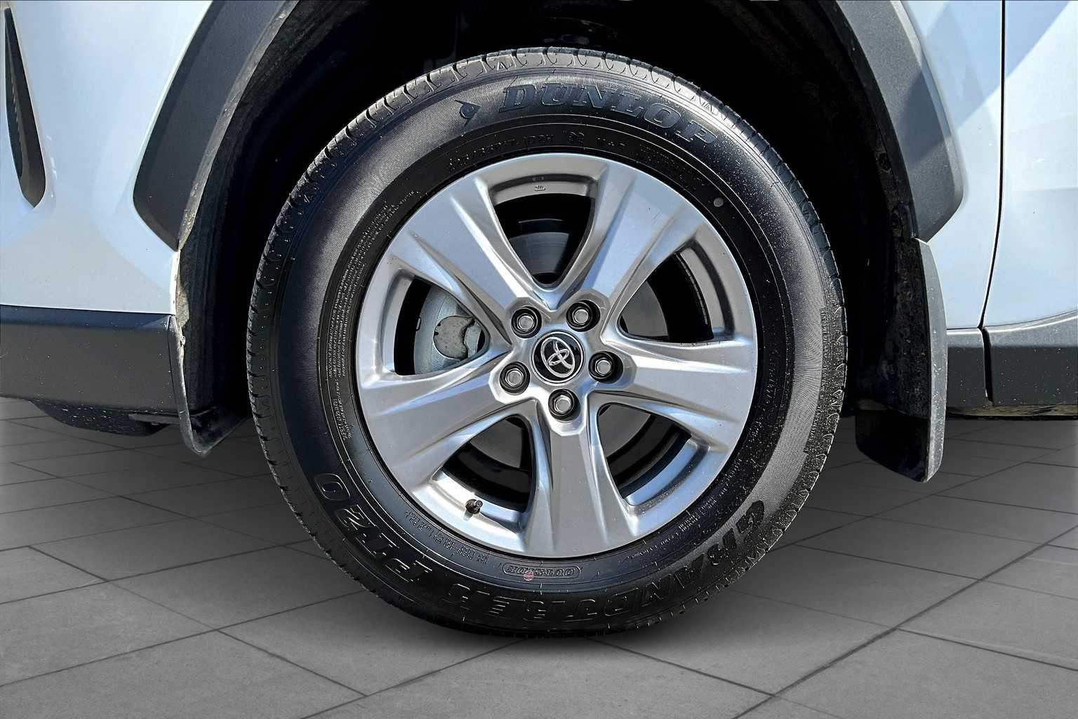 2025 Toyota RAV4 XLE photo 9