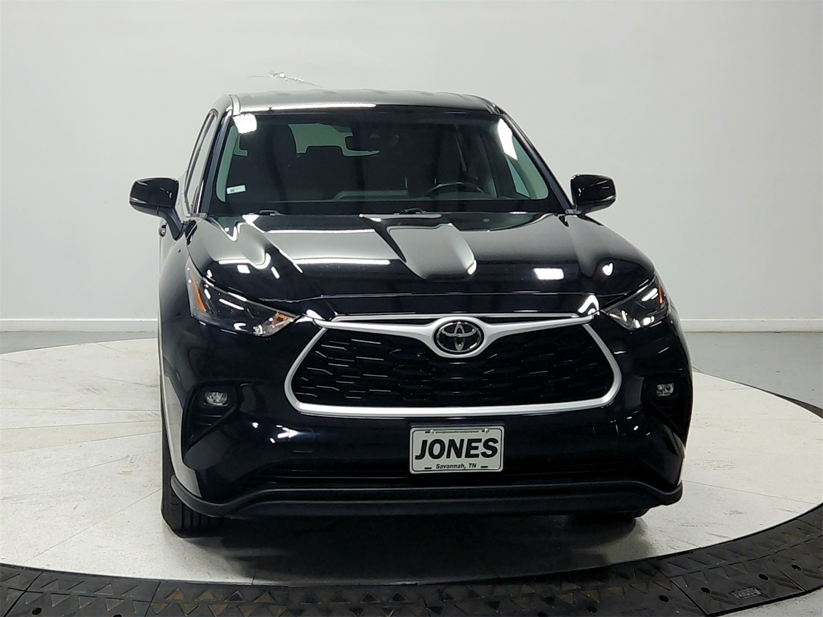 2022 Toyota Highlander LE photo 2