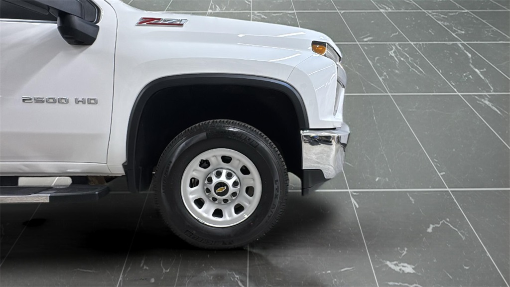 2023 Chevrolet Silverado LT photo 9