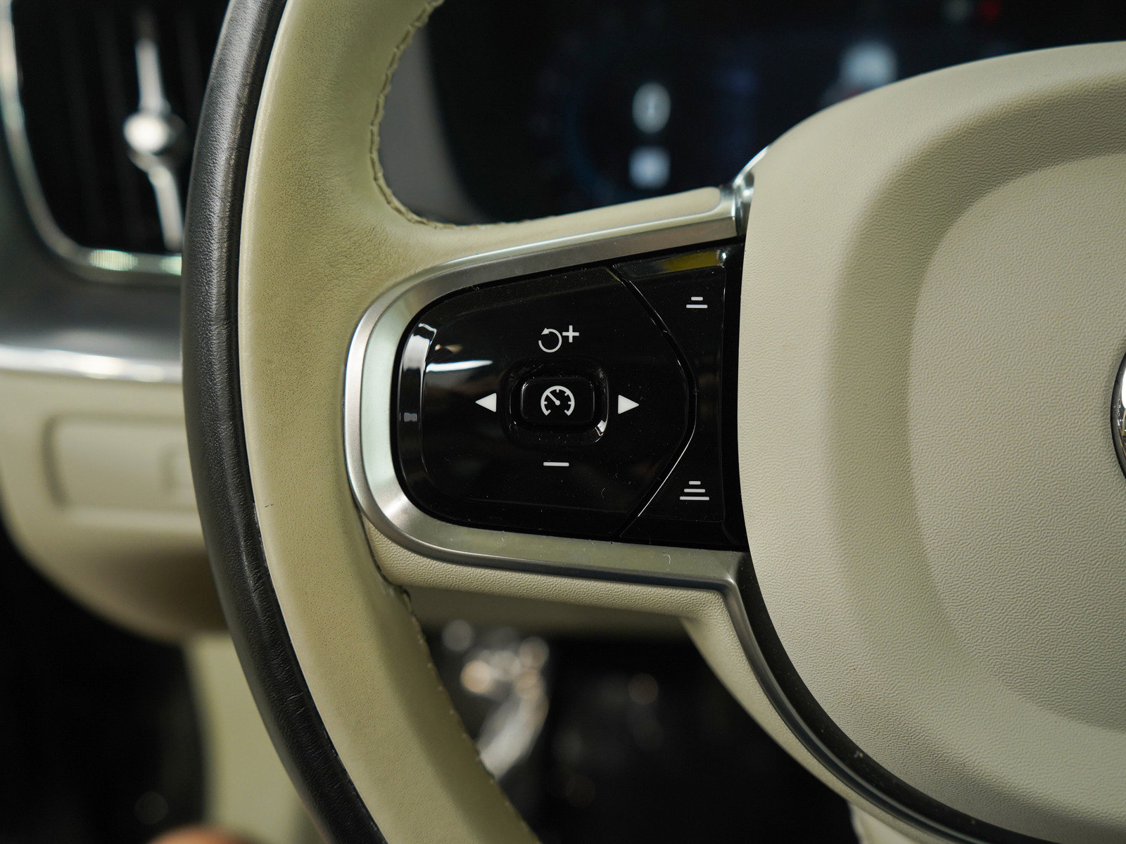 2023 Volvo XC60 B5 Core photo 19