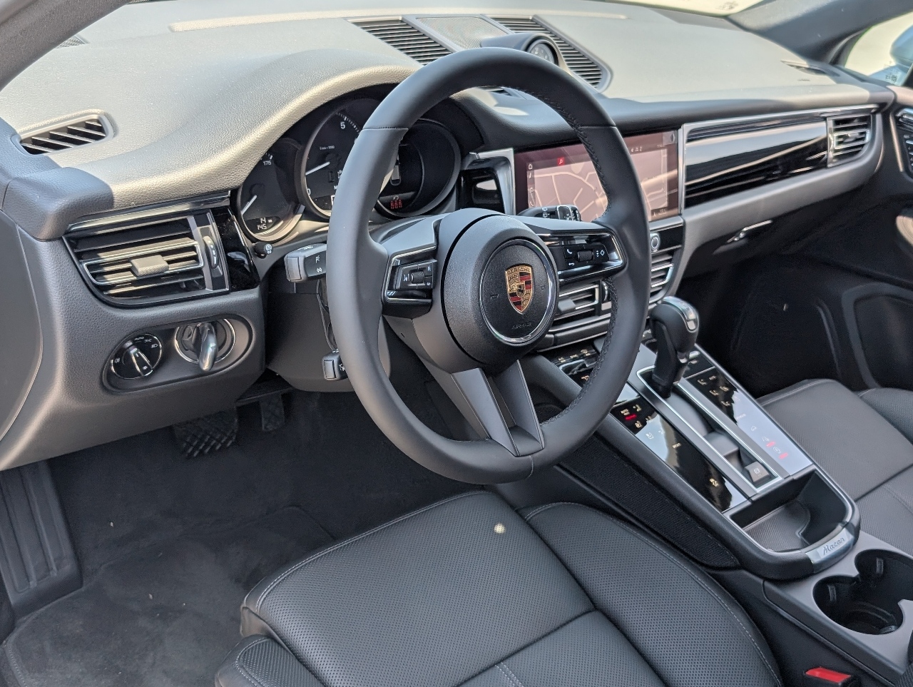 2025 Porsche Macan T photo 3