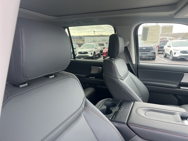 2025 Ford Expedition photo 4