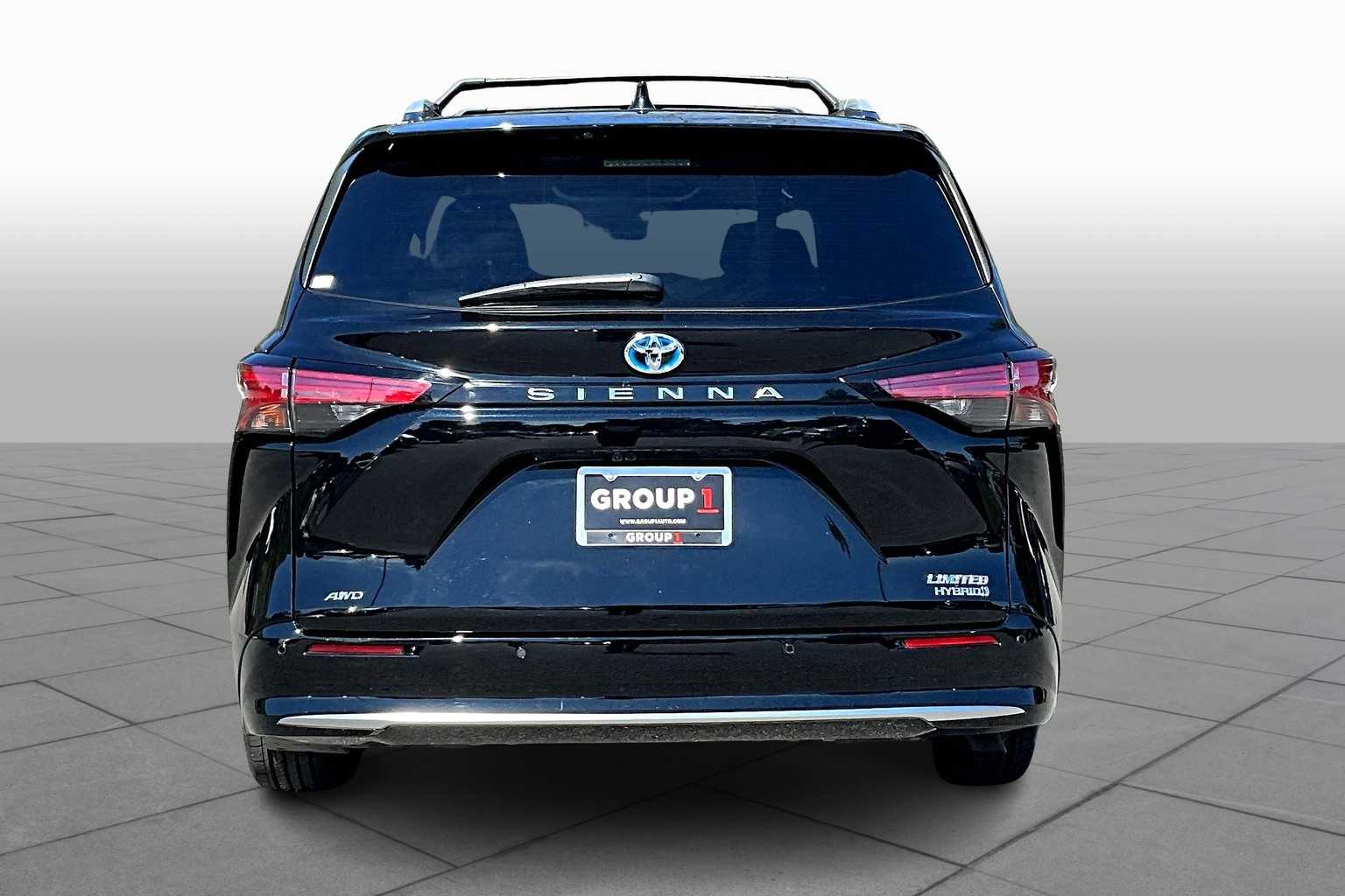 2024 Toyota Sienna Limited photo 3