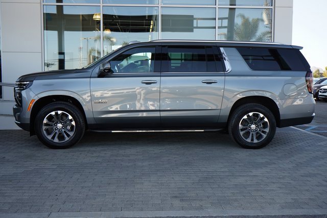 2026 Chevrolet Suburban LT photo 4