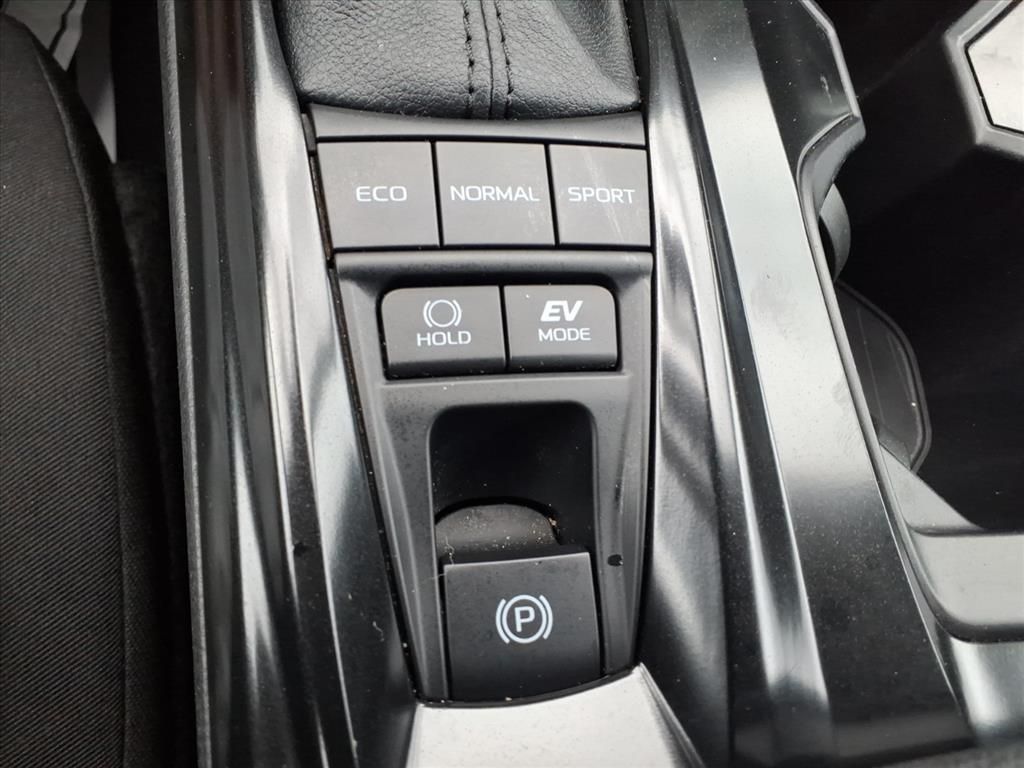 2025 Toyota Camry Hybrid LE photo 16