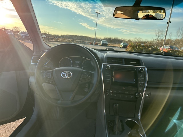 2015 Toyota Camry LE photo 3