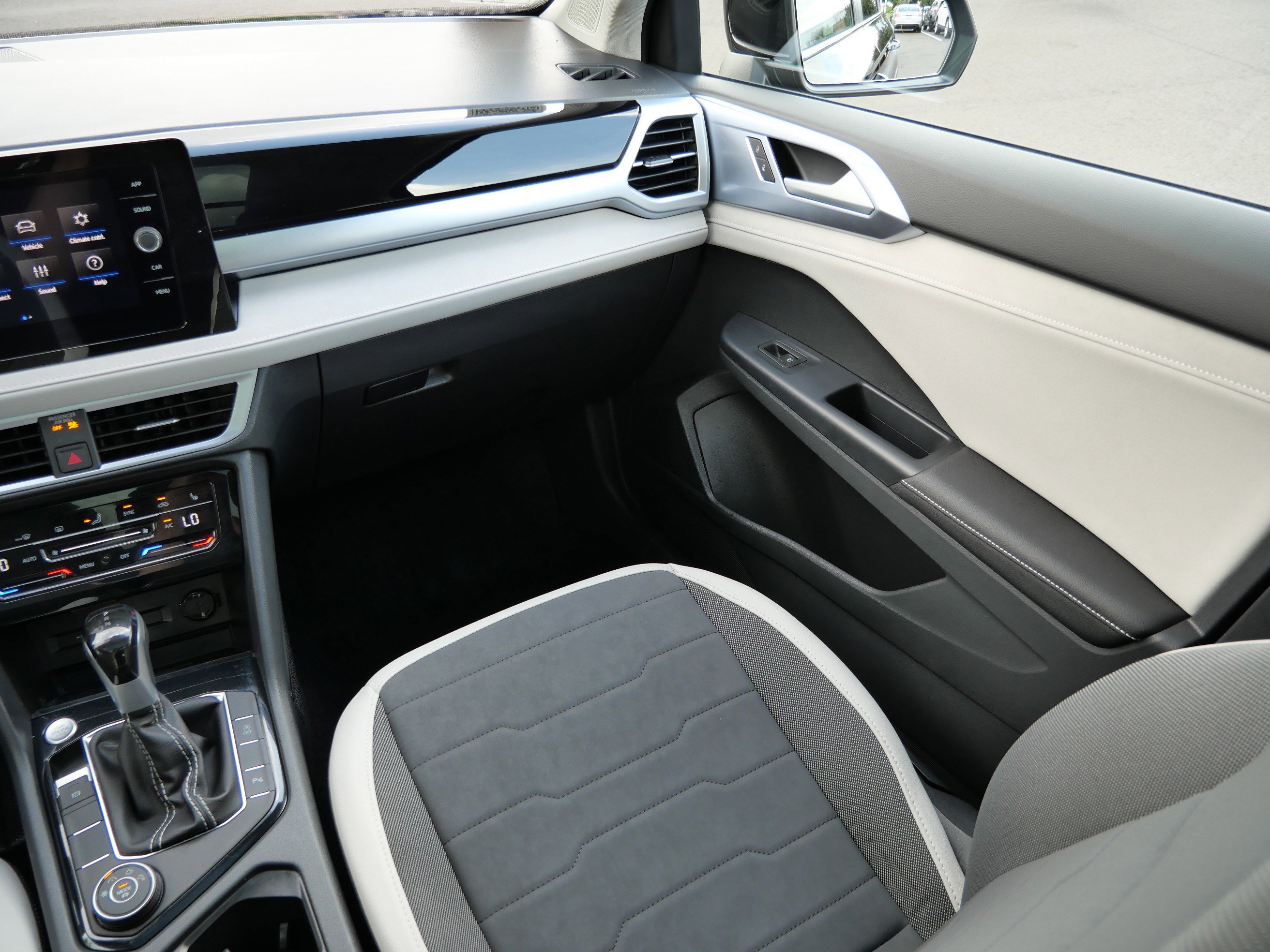 2025 Volkswagen Taos SE photo 9