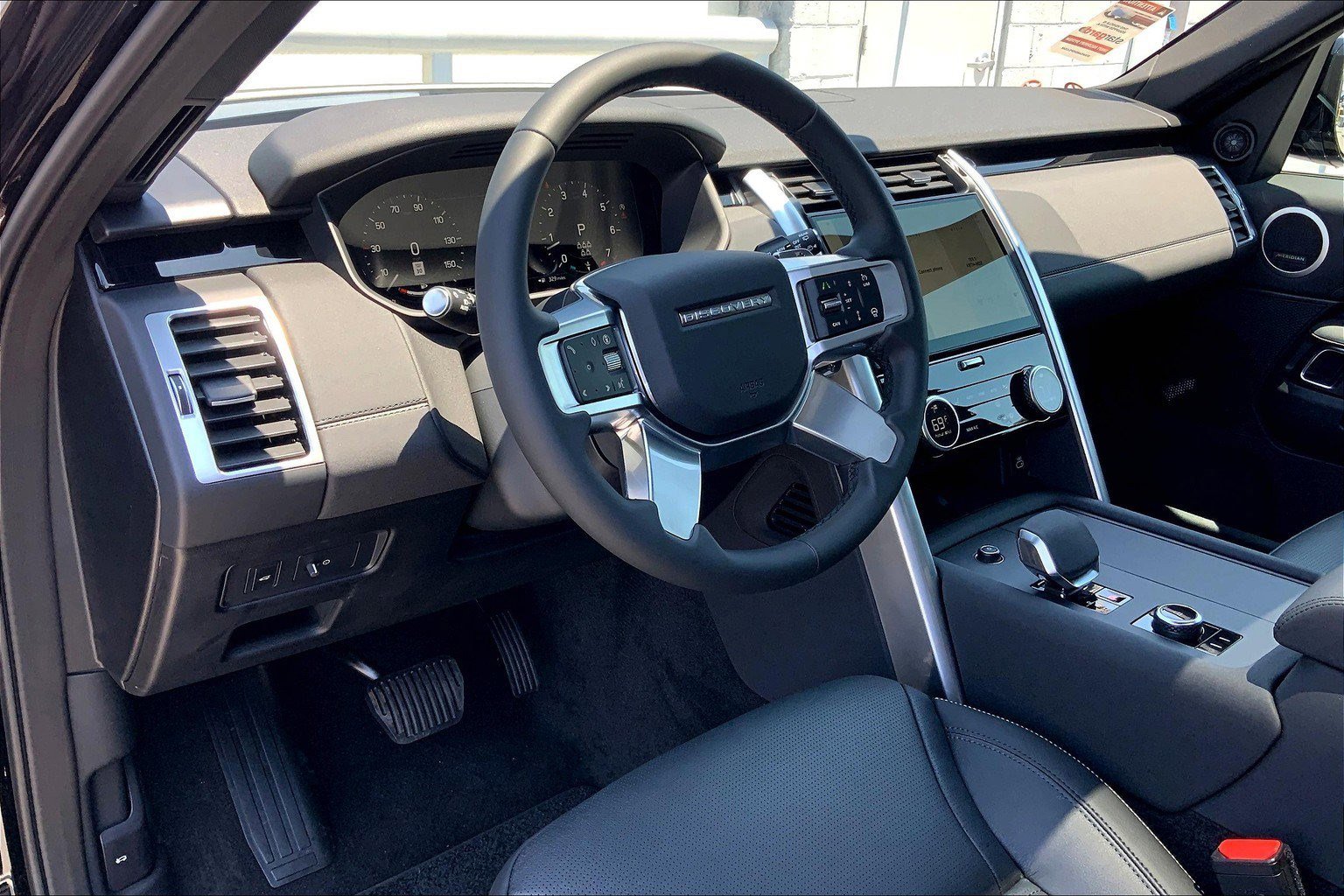 2025 Land Rover Discovery S photo 3