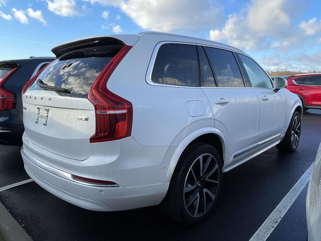 2025 Volvo XC90 B5 Plus photo 3