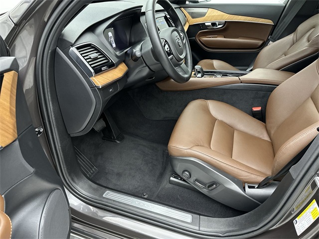2025 Volvo XC90 B5 AWD Plus photo 3