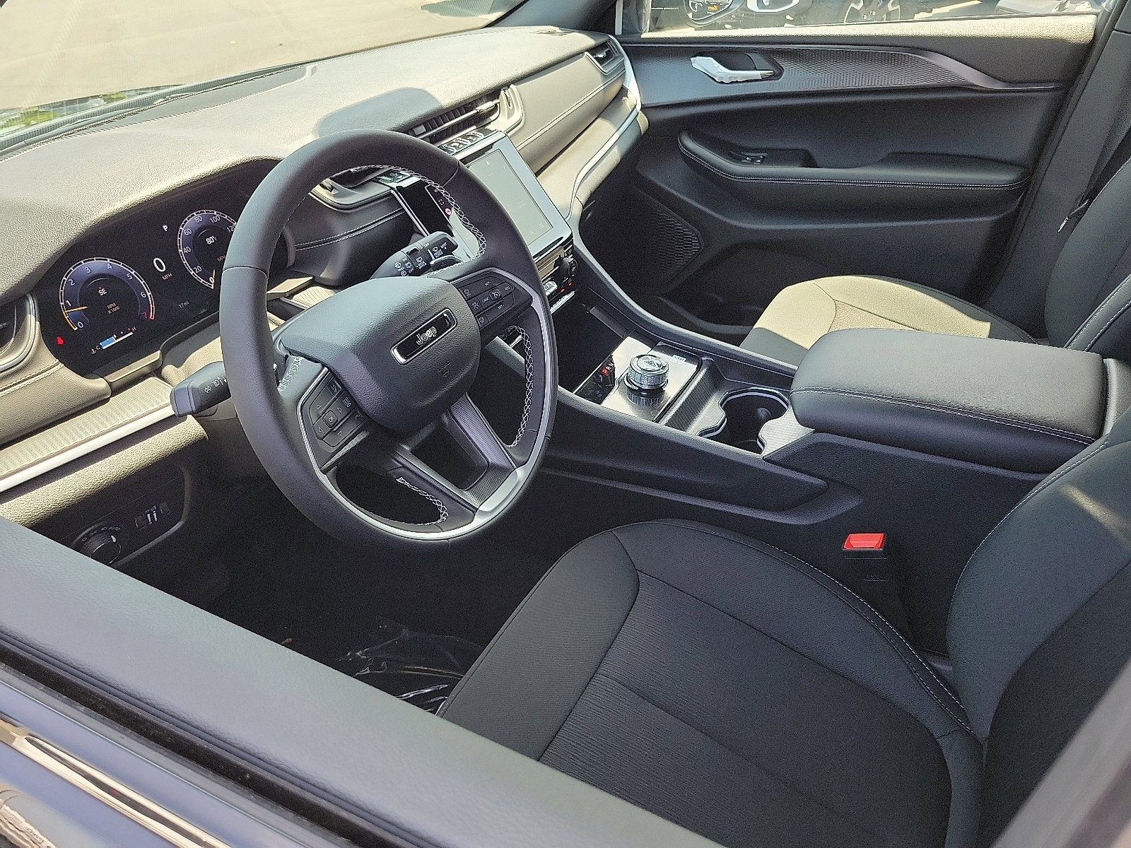 2025 Jeep Grand Cherokee Laredo X photo 3