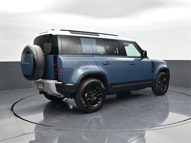 2024 Land Rover Defender 110 S photo 4