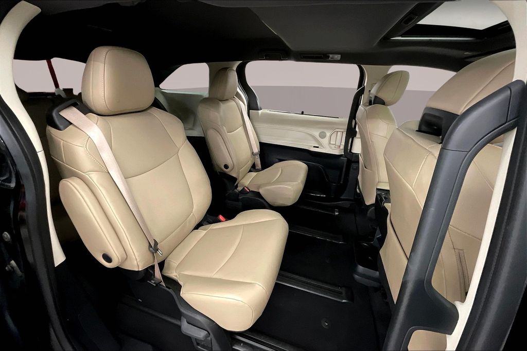 2023 Toyota Sienna XLE photo 25