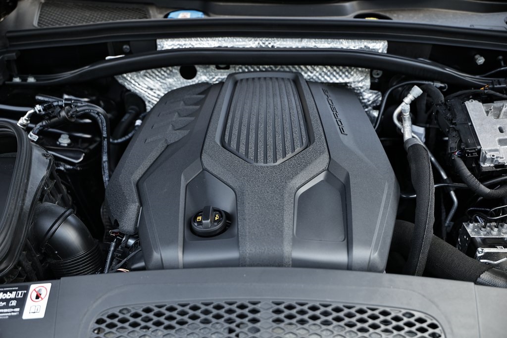 2025 Porsche Macan T photo 29