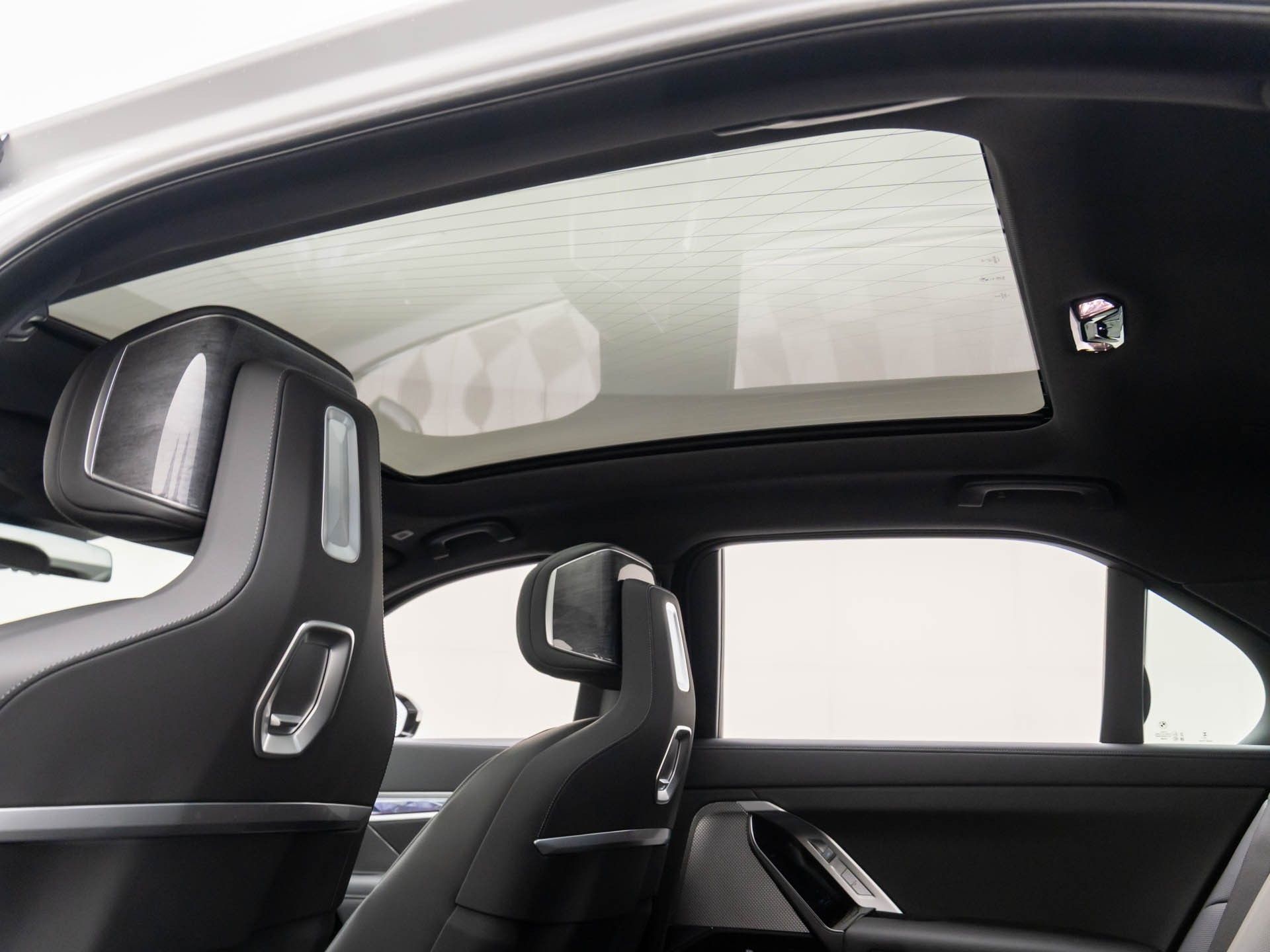 New 2025 Mineral White Metallic BMW 750e xDrive image 17