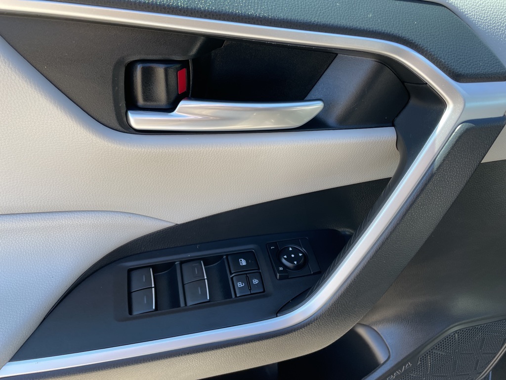 2022 Toyota RAV4 XLE photo 3