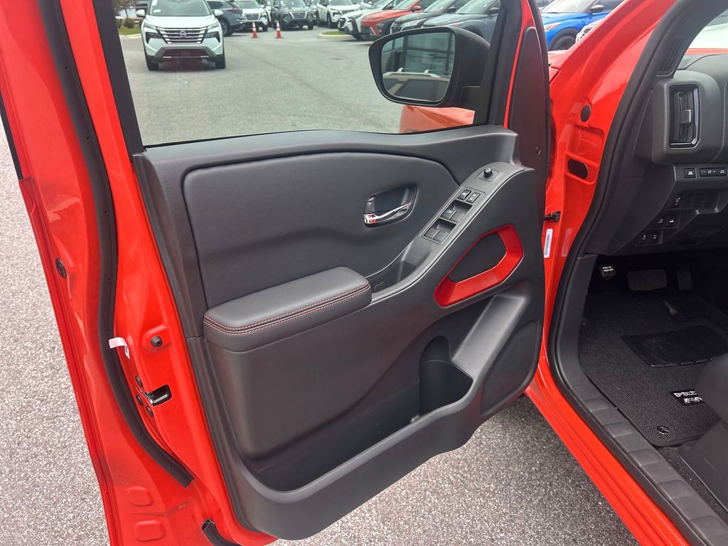 2025 Nissan Frontier PRO-4X photo 11