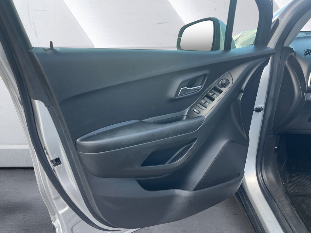 2022 Chevrolet Trax LS photo 12