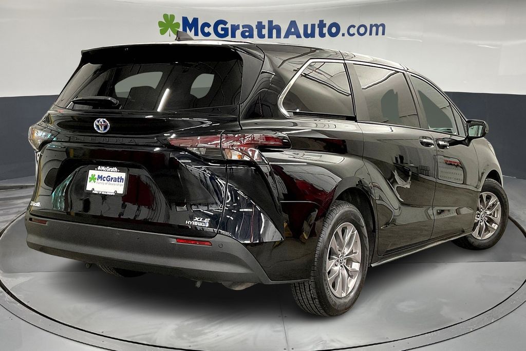 2023 Toyota Sienna XLE photo 11