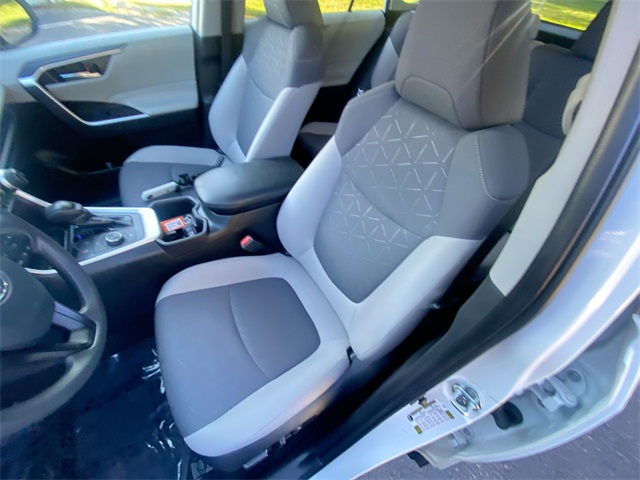 2023 Toyota RAV4 Hybrid XLE photo 2