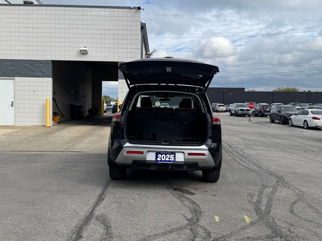 2025 Nissan Pathfinder Platinum photo 28